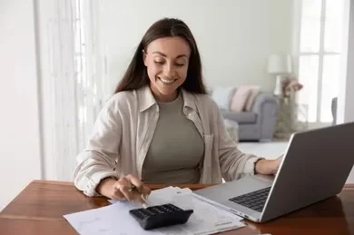 sonrisa mujer finanzas calculadora